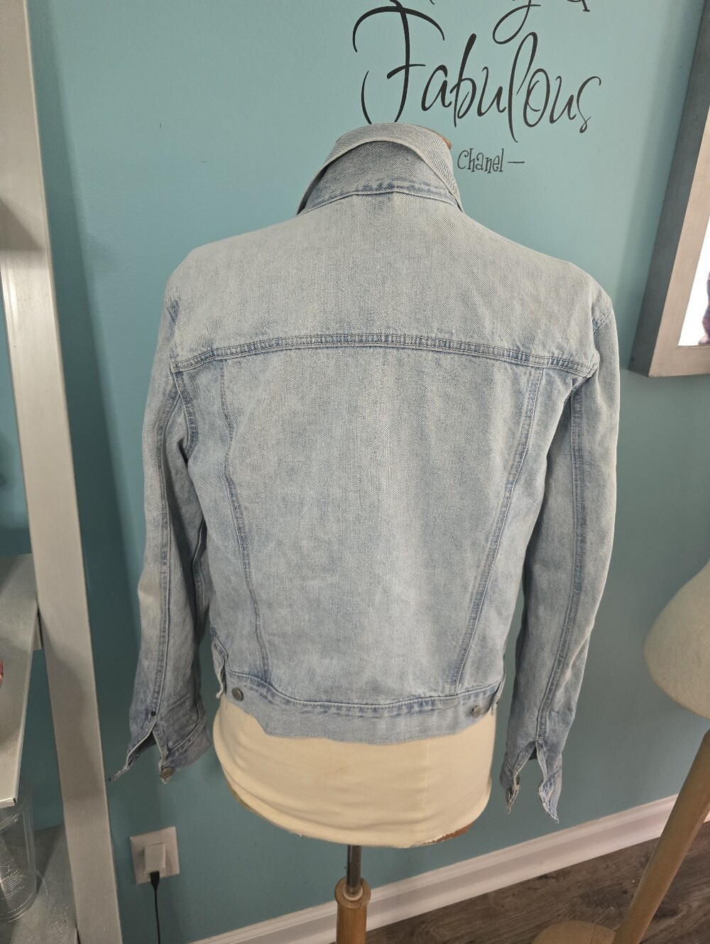 Timeless and Chic GAP Light Blue Denim Jacket - Picture 4 of 6